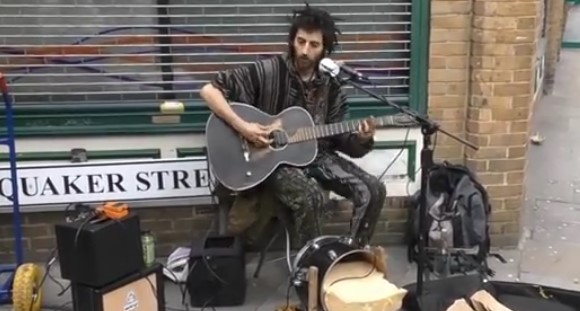 伦敦流浪才子街头演奏自创歌曲，嗓音独特优美，引众人围观