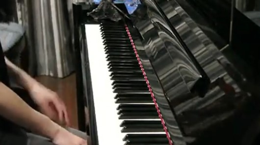 中国女孩钢琴演奏《魂斗罗》