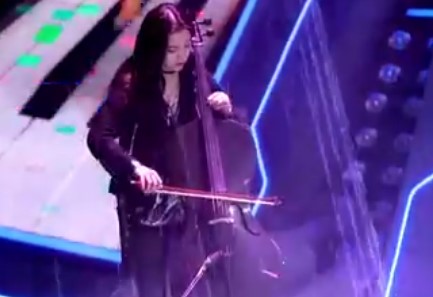 杨天真超喜欢欧阳娜娜，娜娜演奏大提琴，杨天真一脸自豪
