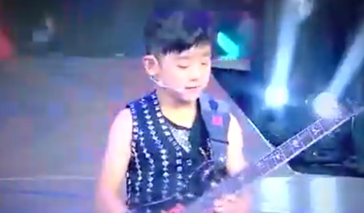 太厉害了，小男孩弹奏电吉他，可以说是年轻吉他手的巅峰