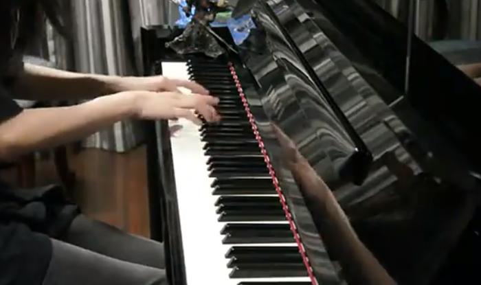 中国女孩钢琴演奏《魂斗罗》