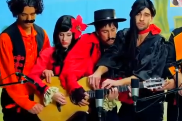 五人同弹一把吉他演唱《圣诞快乐》很有创意