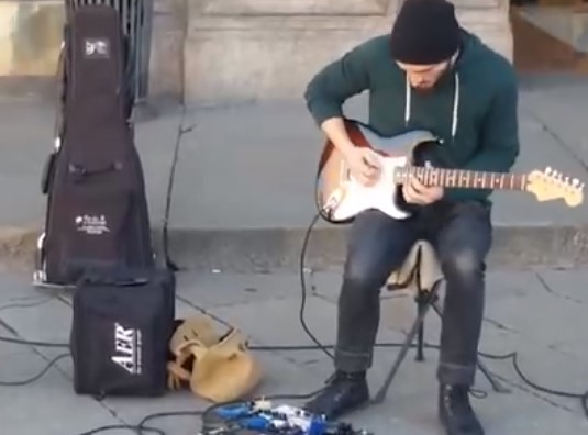 吉他弹奏：很有范的小哥在街头弹奏电吉他